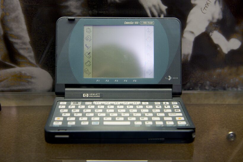 HP OmniGo 100 — a clamshell handheld PDA with keyboard, running Geoworks' GEOS operating system